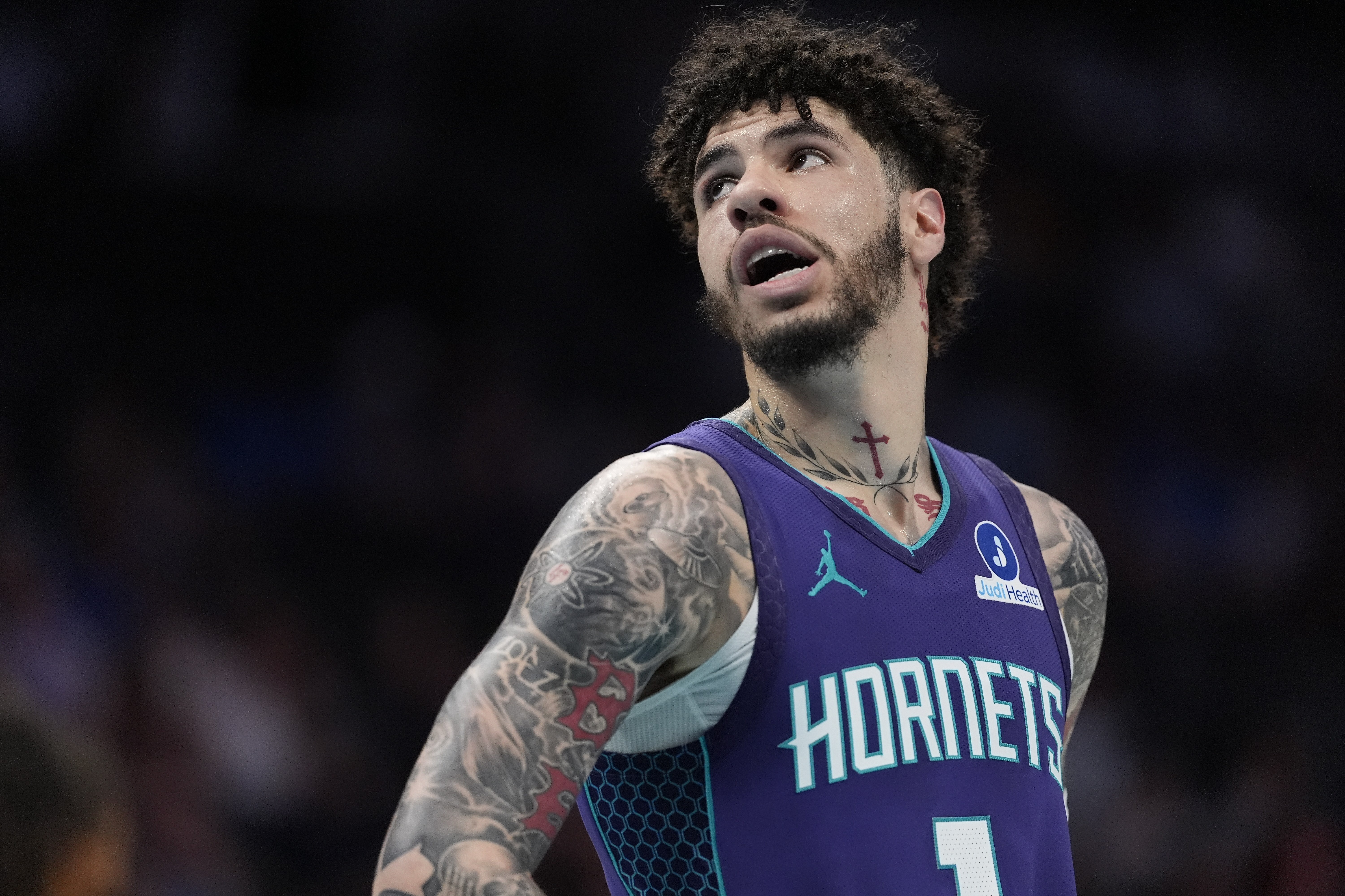 皇冠体育-虎头蛇尾！拉梅洛·鲍尔24中12&amp;三分15中6空砍36+5+6 末节零分