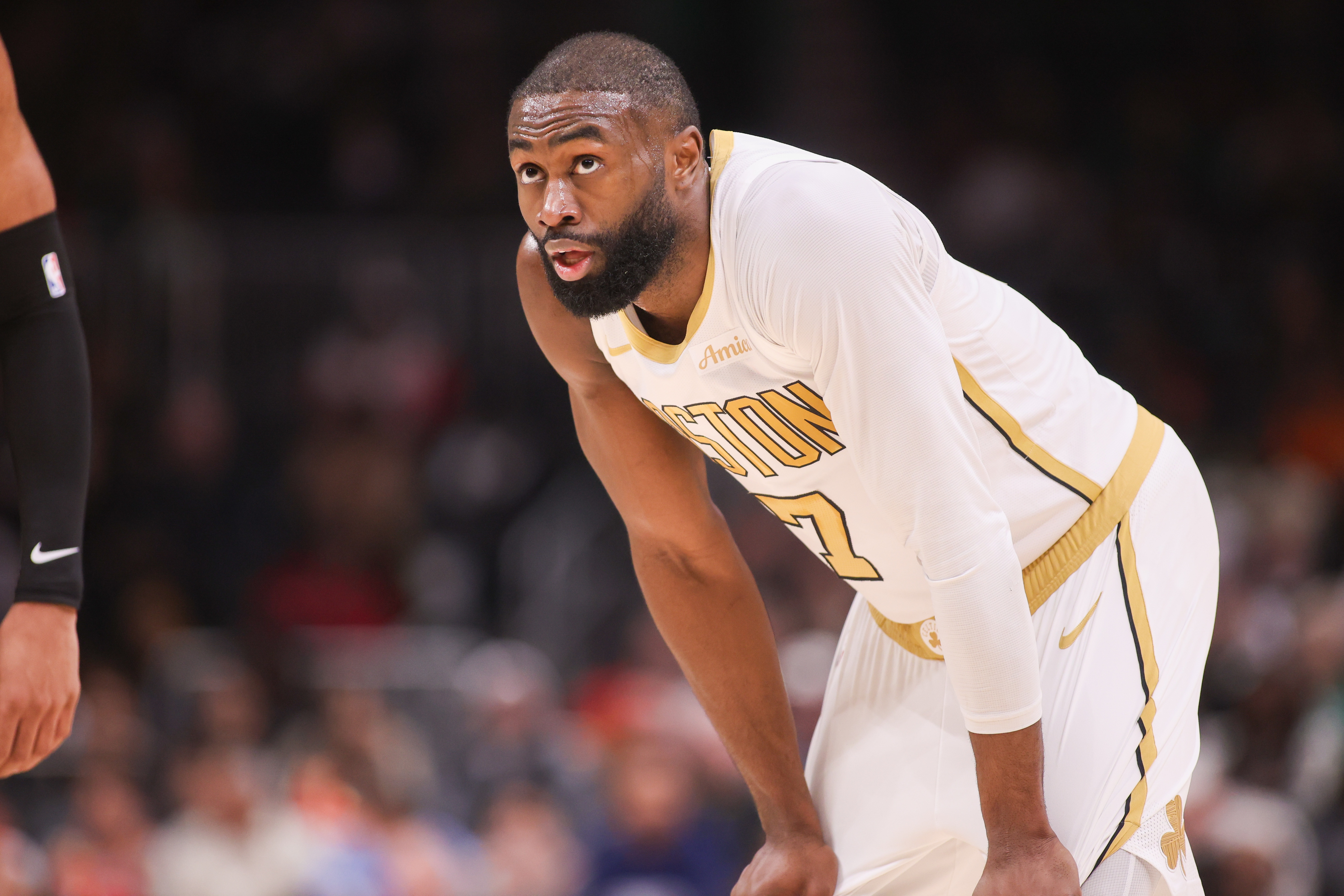 皇冠体育官方入口-要做更多了！杰伦·布朗半场13中5拿下13分4板3助 球队落后21分